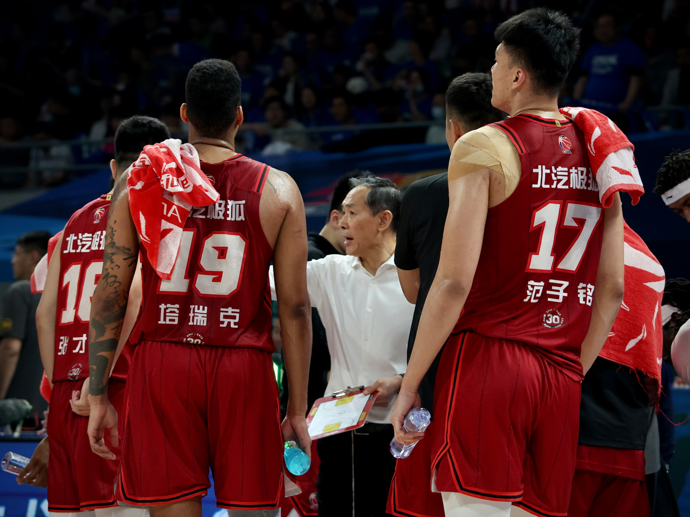 九游中国官网-关键时刻CBA季后赛传出新动向，上海海港迎来里程碑，管理层表态——球迷炸锅，更衣室氛围转暖的简单介绍